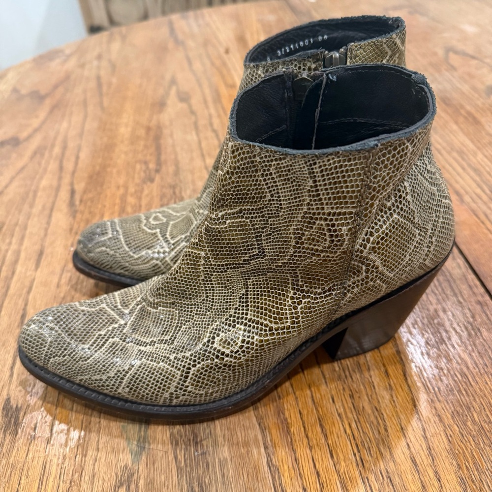 LIBERTY BLACK WOMEN'S BRETON SNAKE PRINT BOOTIES - ROUND TOE Size 8 Padded Insol - Picture 2 of 11